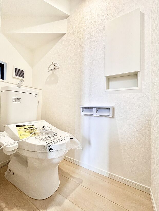 【トイレ】トイレは1階と2階それぞれに配置されていてとても便利です。 