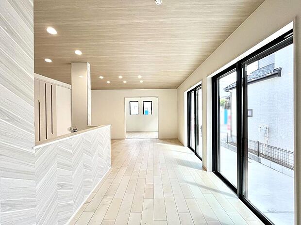 【リビングダイニング】大きな窓からたっぷりの陽光と風を感じられるリビング