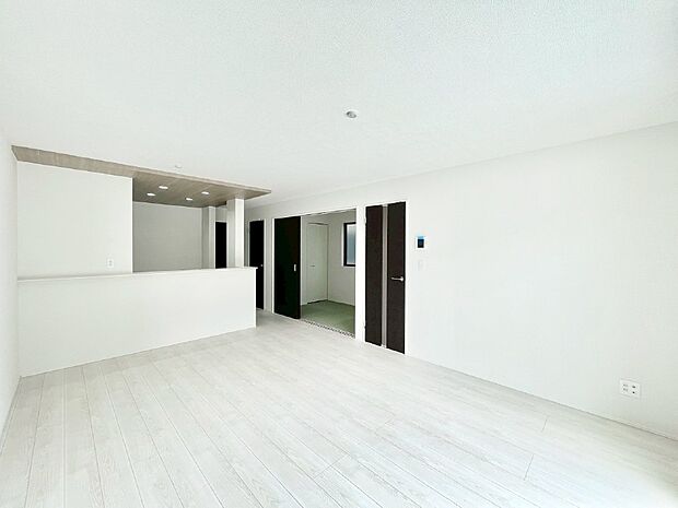 【ダイニング】隣接の和洋室を開放すればさらに広々空間に。