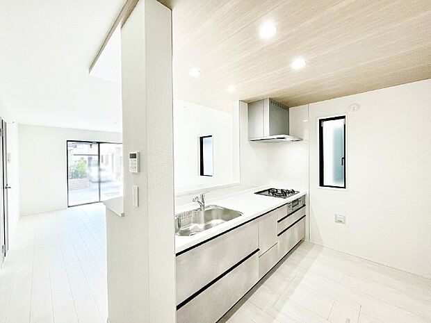 【ダイニングキッチン】カウンター越しに楽しいおしゃべり。いつものお料理がもっと美味しくなりそうですね。