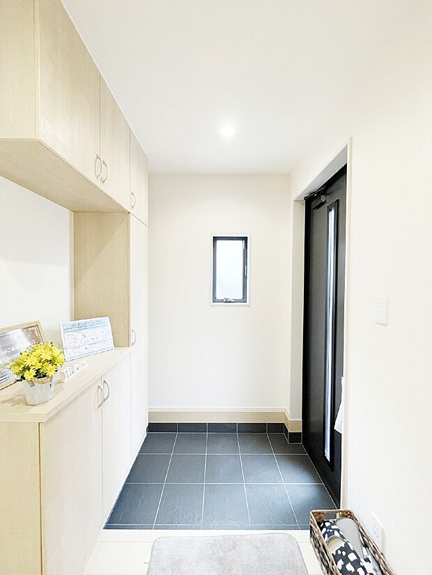 【玄関】下駄箱はご家族の写真や季節のインテリアで飾り棚として演出できます