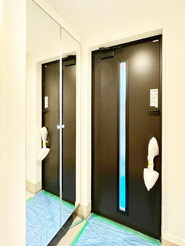 【玄関】ミラー付きシューズボックスはお出かけ前の身だしなみチェックに便利