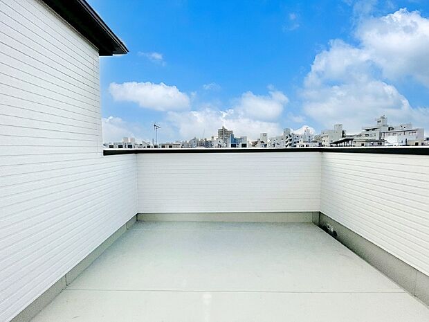 【バルコニー】ゆったりバルコニーだから沢山お洗濯ものを干せます。