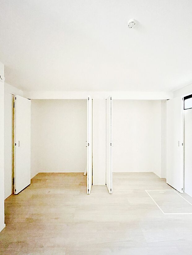 【収納】洋室のクローゼット。奥行きがあるので厚手の衣類もすっきり収まります。