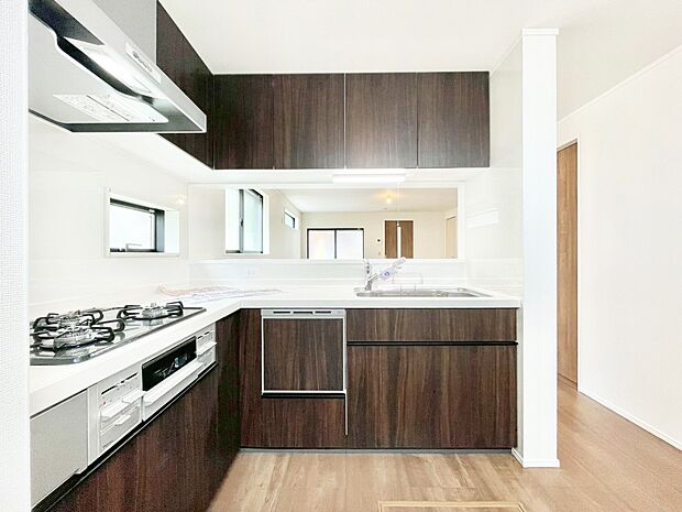 【ダイニングキッチン】カウンター越しにお話しをしながら毎日のお料理をもっと楽しく