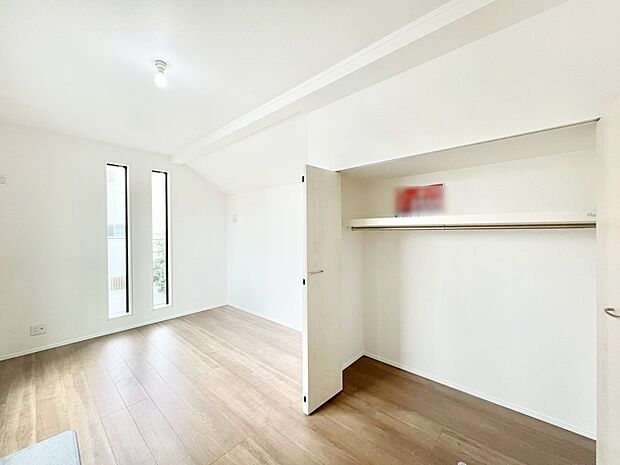 【洋室】やさしい光がさしこむ居室はしっかり収納付き