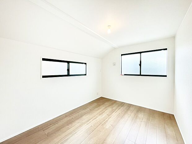 【子供部屋】2面採光で気持ちよく自然光が取り入れられるのでお子様のお部屋にもピッタリ