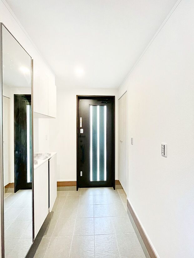 【玄関】明るい陽光が入り込む玄関。ご家族の靴もスッキリ収納できる玄関収納付き!