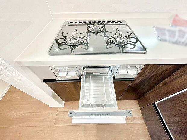 【Siセンサーコンロ】ガスコンロはSiセンサー搭載。火力調節や焦げ付き・消し忘れも防いでくれます。