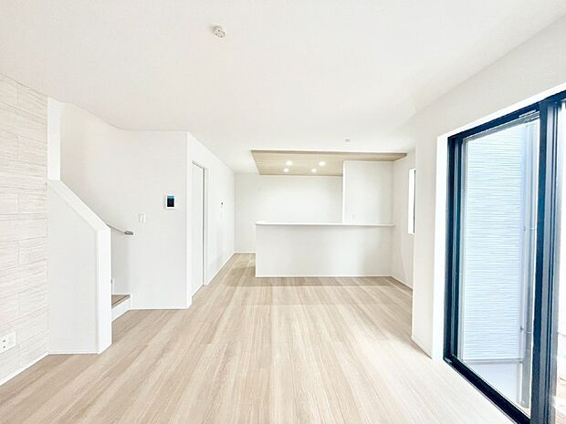 【リビングダイニング】明るい陽光が注ぎ、寛ぎの雰囲気に満たされるリビング・ダイニング。 