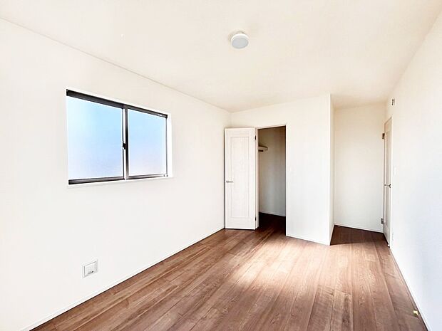 【洋室】ウォークインクローゼットがあるお部屋！季節ごとの入れ替えも不要で便利です。