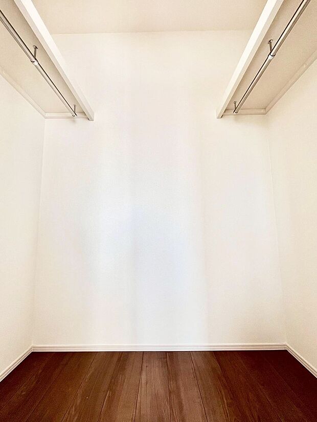 【ウォークインクローゼット】衣類をハンガーに掛けたまま収納できるWIC。衣類の整理整頓がしやすくて便利です！