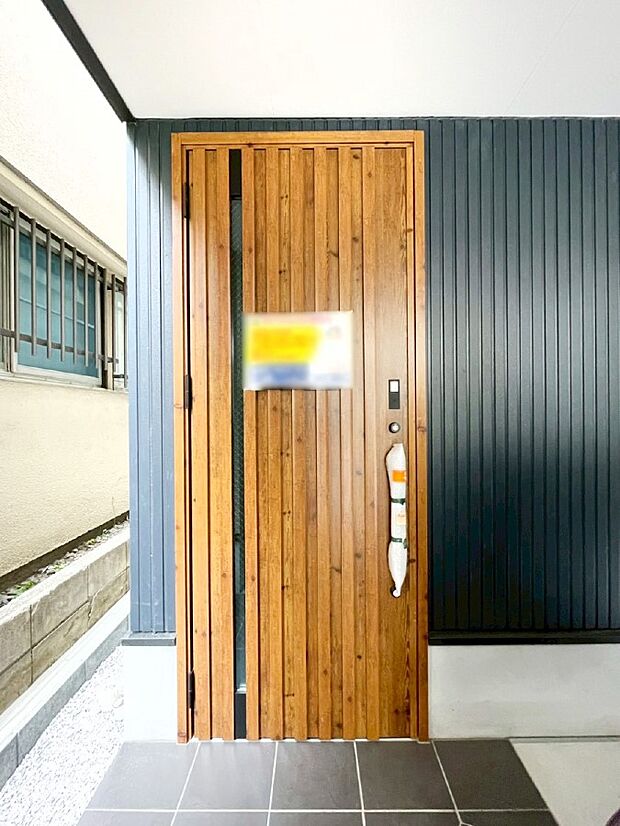 【玄関】シンプルで落ち着いた雰囲気の玄関でご家族やお客様をお出迎え!