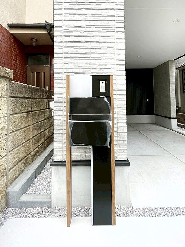 【その他現地】表札・インターホン・ポストをひとつに集約。エントランスになじむシンプルデザイン。