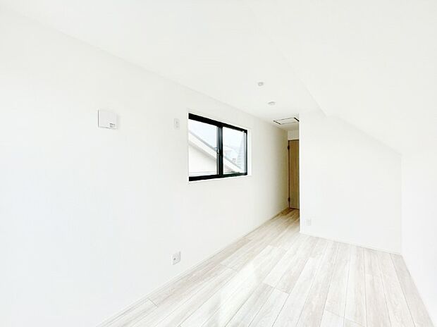 【寝室】大容量の収納力が嬉しいWIC付きのお部屋でゆったりリラックスタイムが過ごせます!