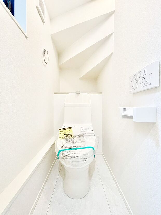 【トイレ】清潔感あるシャワートイレ。小窓から光が注ぎ込みます!