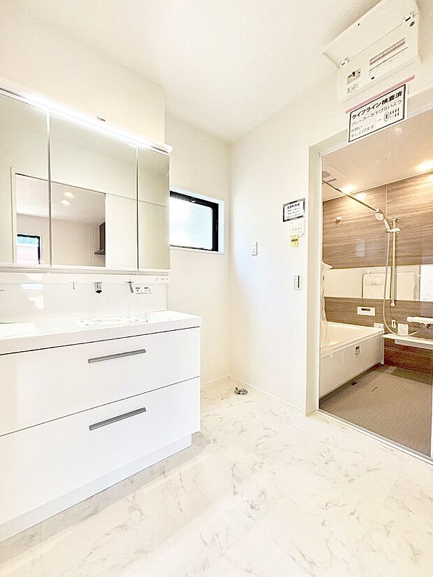 【脱衣場】身支度もスムーズにおこなえる脱衣場。