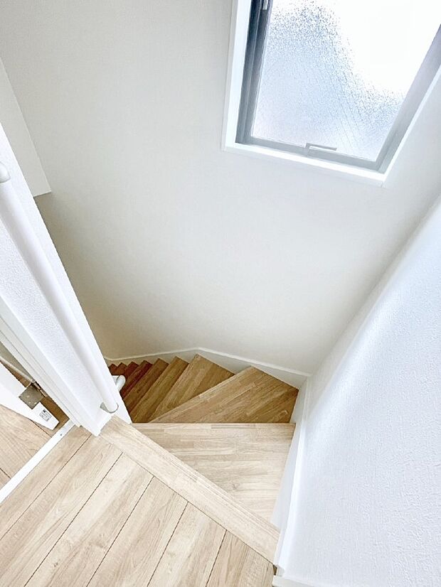 【その他内観】安全性を考慮し階段には手すりを設置しています