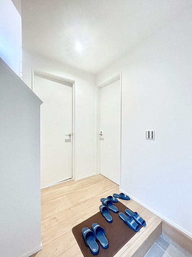 【玄関】家族の帰宅やお客様をあたたかく迎える玄関  