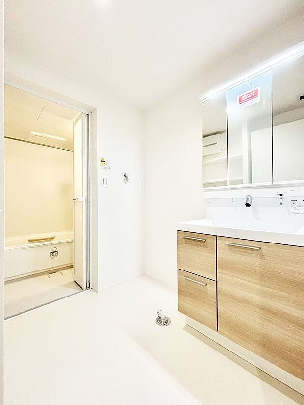 【脱衣場】清潔感ある洗面化粧室で朝の身支度も快適