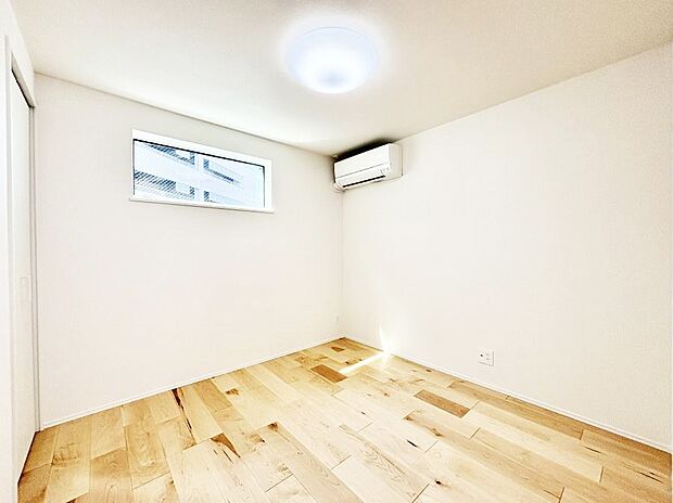 【子供部屋】窓からのやさしい光が心地よいプライベートルーム