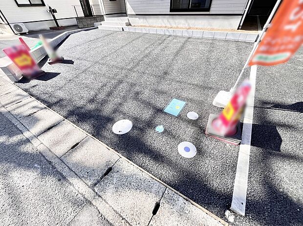 【駐車場】車の出し入れスムーズ！並列駐車2台分のカースペース付きです。