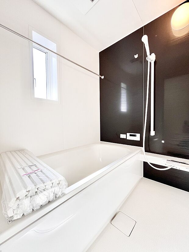 【浴室】一日の疲れを癒してくれる明るい清潔感のあるバスルーム