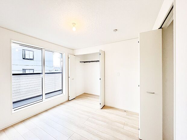 【寝室】収納が充実しているので居住スペースを広々使えます