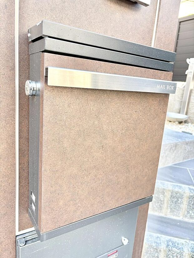 【その他現地】シンプルデザインのポスト。