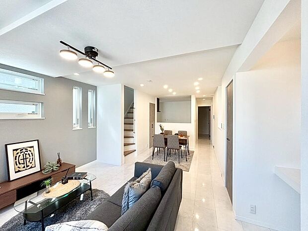 【ダイニング】アクセントクロスがお洒落なダイニング。家族でのんびりくつろげる広々スペース。