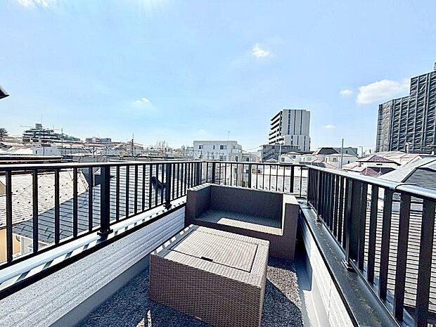 【バルコニー】夜には星空を眺めたり、癒しの時間を過ごせそうな屋上テラス  