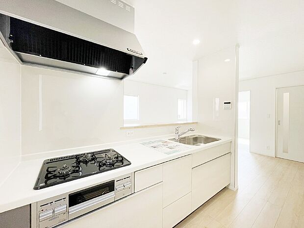 【ダイニングキッチン】料理をしながらご家族との会話を楽しめる対面カウンターキッチン