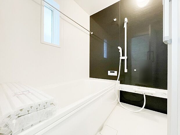 【浴室】一日の疲れを癒してくれる明るい清潔感のあるバスルーム