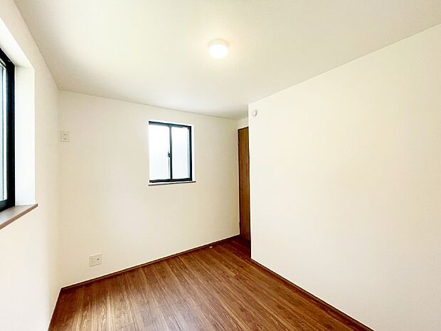 【子供部屋】２面採光で気持ちよく自然光が取り入れられるのでお子様のお部屋にもピッタリ