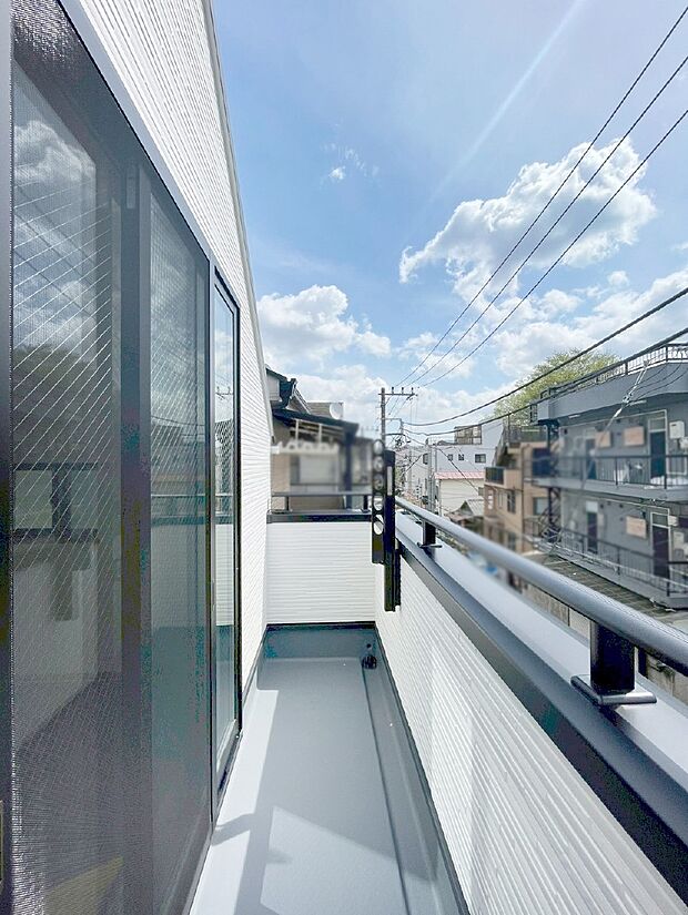 【バルコニー】暖かな陽光が降り注ぐバルコニーはお洗濯におすすめ。爽やかな風も心地よいです。