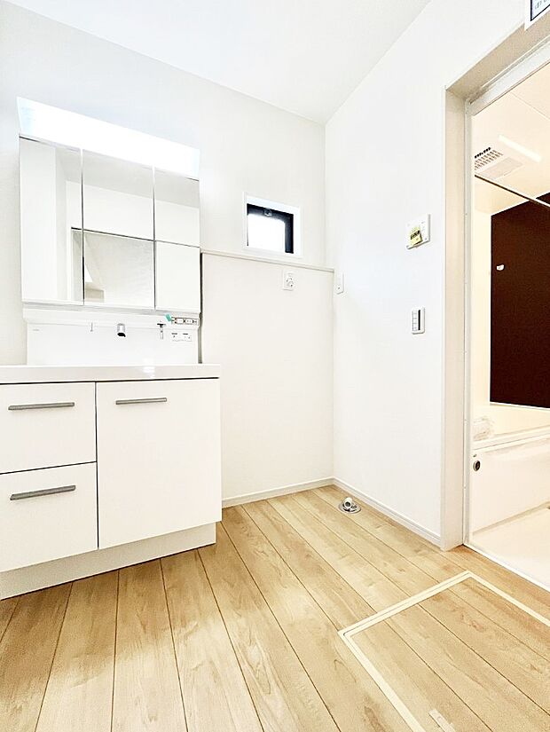 【脱衣場】清潔感ある洗面化粧室で朝の身支度も快適