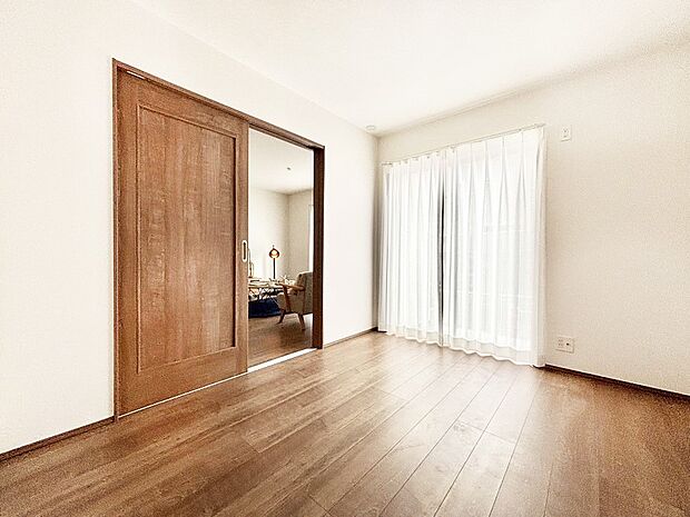 【子供部屋】リビング横の洋室は引き戸を開ければリビングと一体に。閉じれば独立した洋室に。