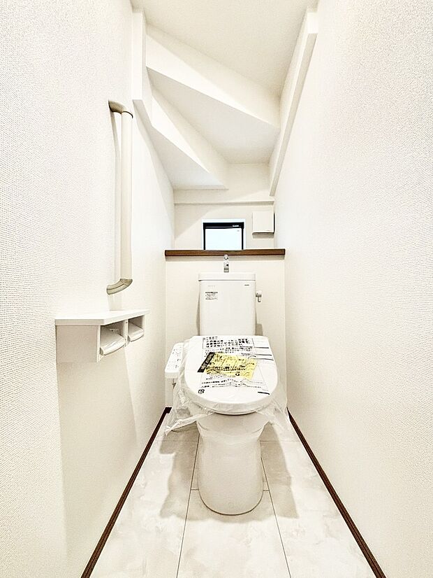 【トイレ】トイレは1階と2階それぞれに配置されていてとても便利です。