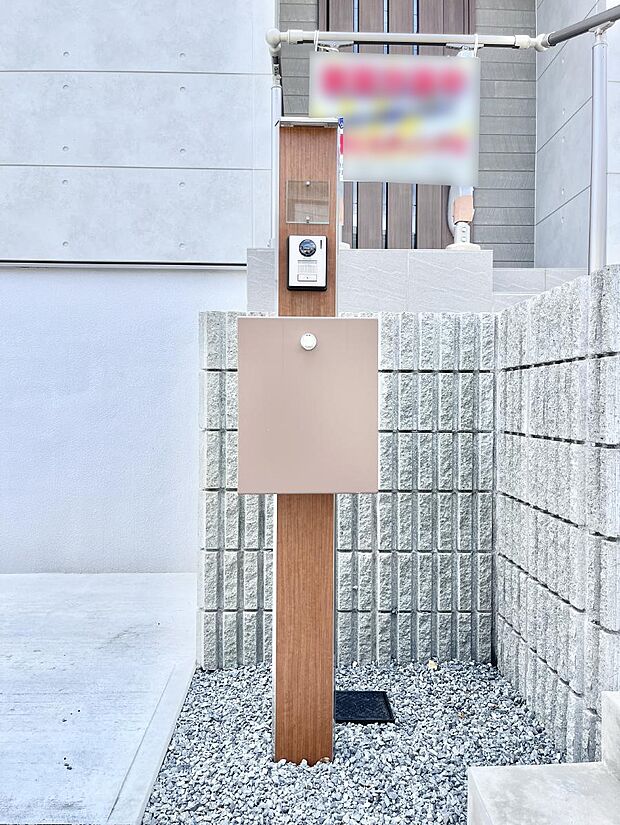 【その他現地】シンプルデザインのポスト。