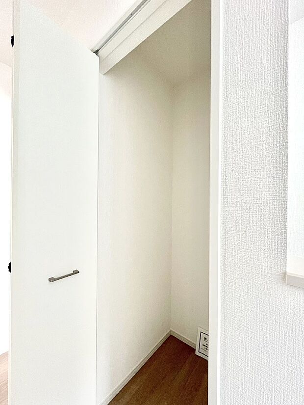 【廊下収納】廊下収納。掃除道具や季節の小物を収納することができます。