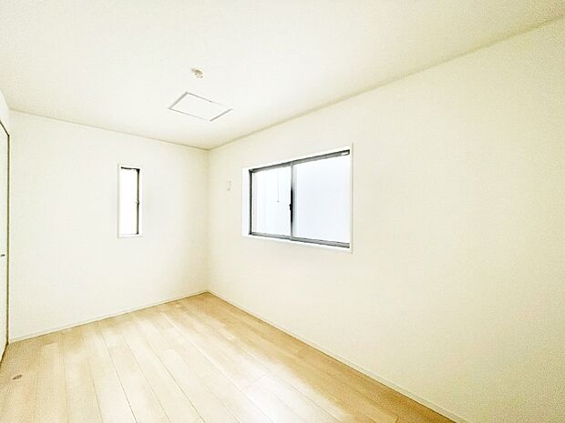 【子供部屋】窓からのやさしい光が心地よいプライベートルーム