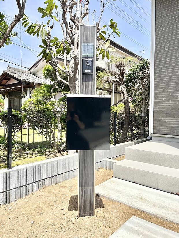 【その他現地】シンプルデザインのポスト。