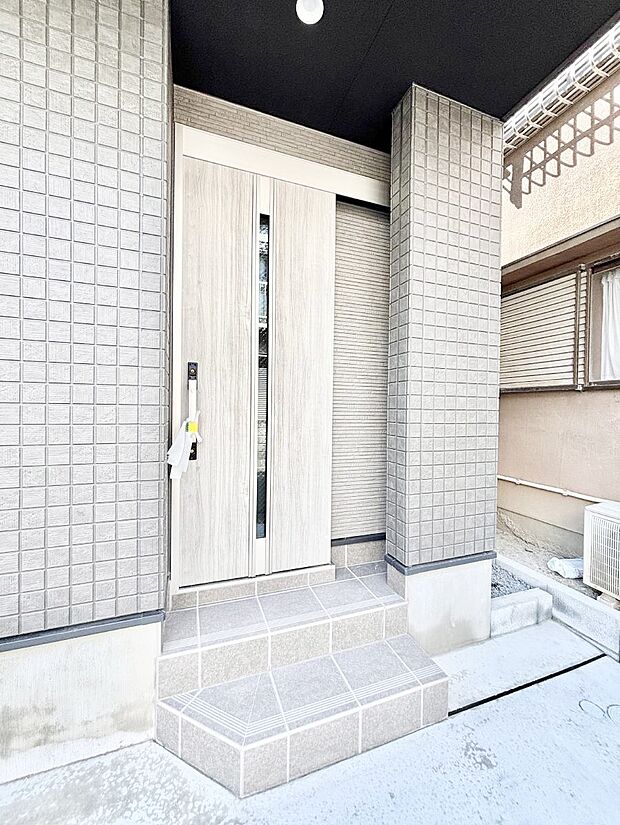 【玄関】玄関前は雨が降っても濡れにくい屋根付き