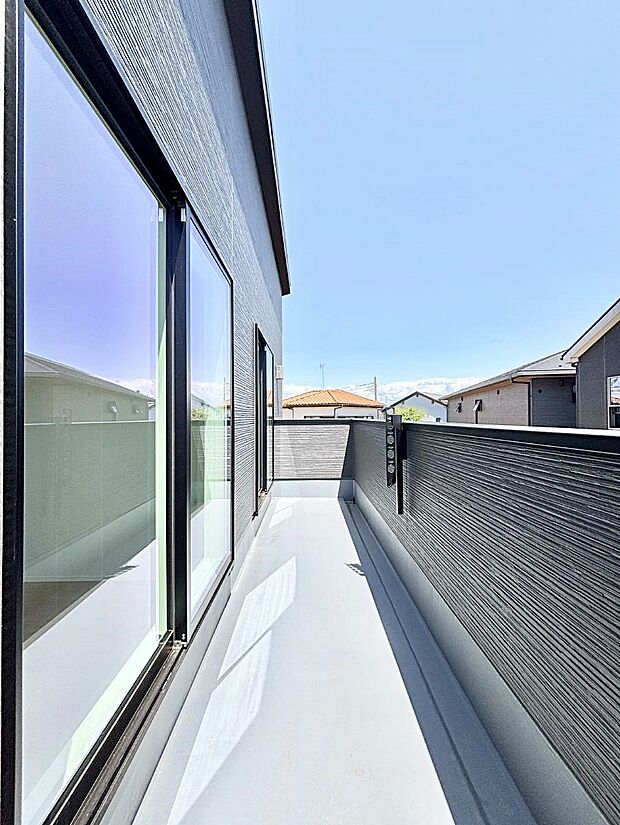 【バルコニー】ゆったりバルコニーだから沢山お洗濯ものを干せます。