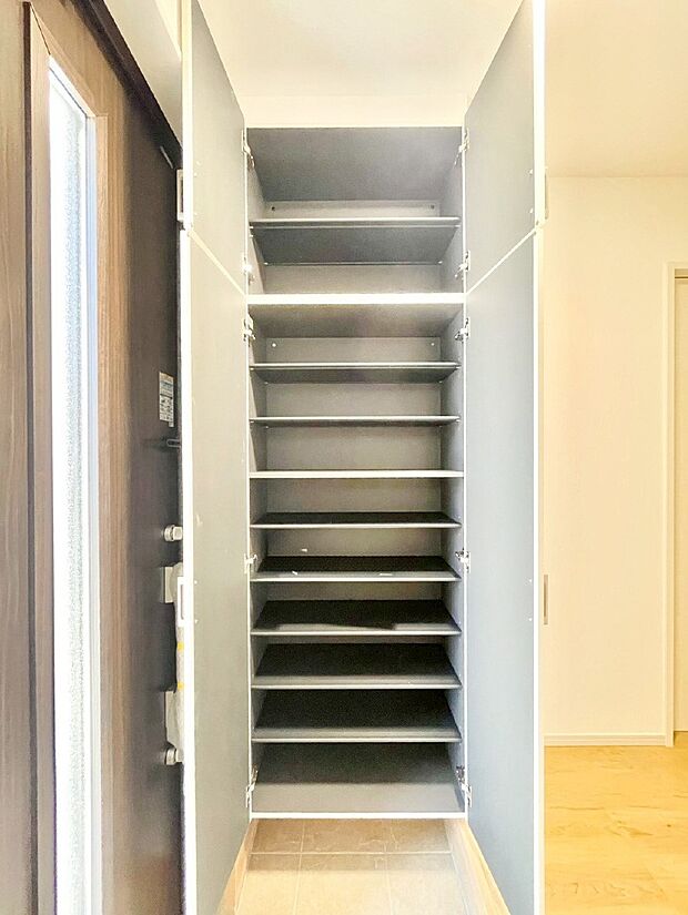 【下駄箱】収納力ある下駄箱の活用で玄関廻りはいつでもスッキリ  