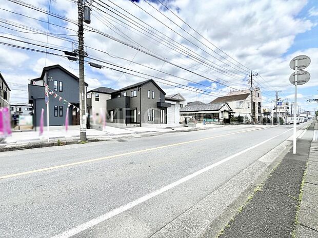 【前面道路含む現地写真】見通しの良さとともに、街並みに開放感を与えてくれます。