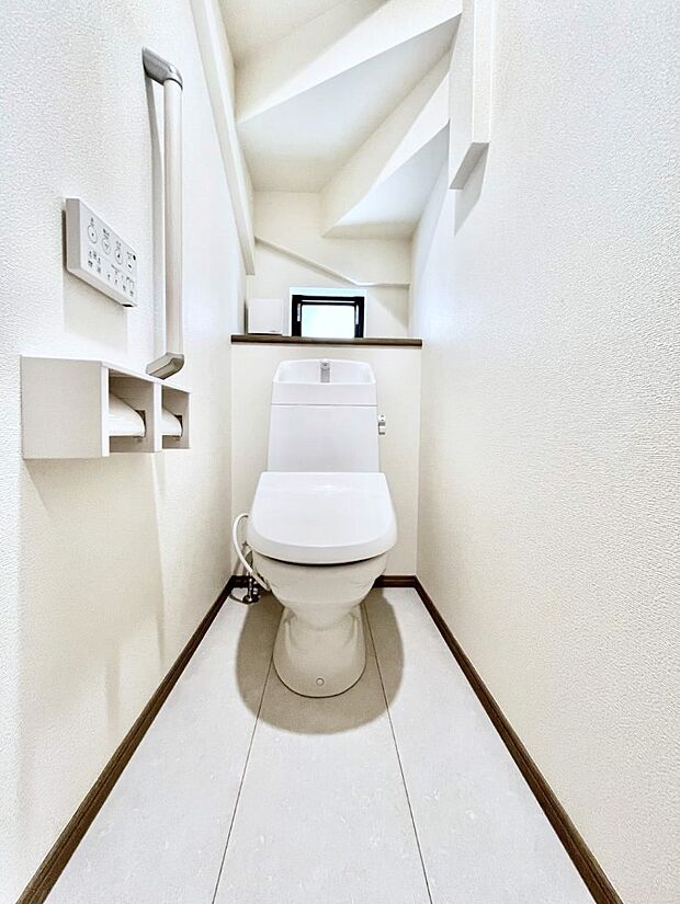 【トイレ】トイレは1階と2階それぞれに配置されていてとても便利です。