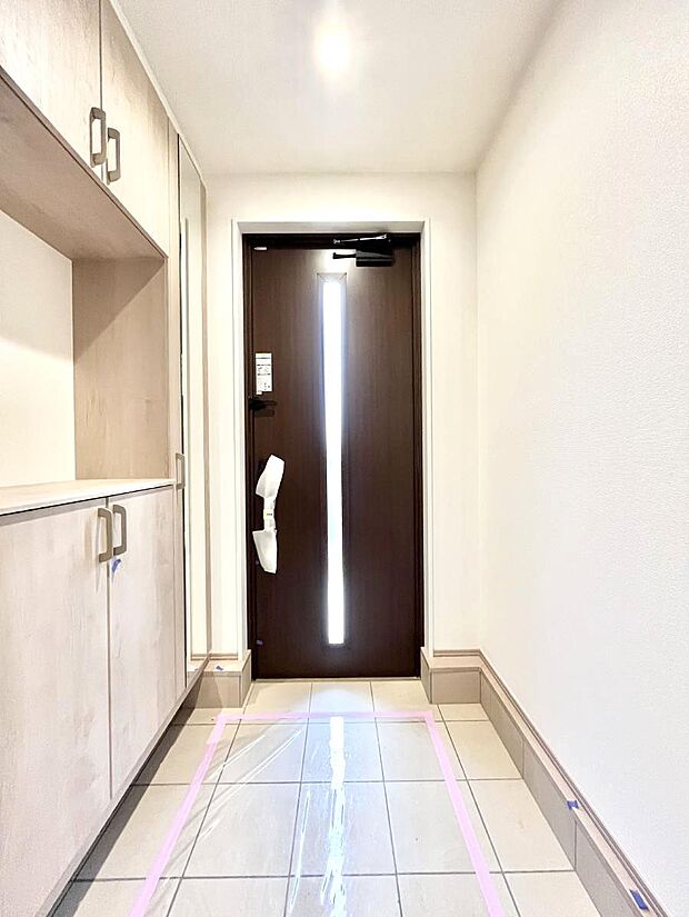 【玄関】明るい玄関はお客様をお出迎えするのにぴったりです!