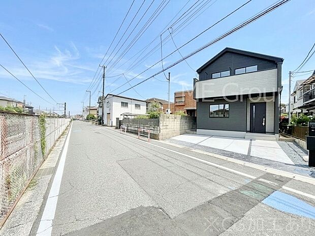 【前面道路含む現地写真】見通しの良さとともに、街並みに開放感を与えてくれます。 