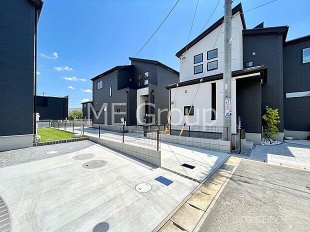 【現地外観写真】シンプルで落ち着きのある建物は住むかたの個性でオリジナルなものになっていきます。 